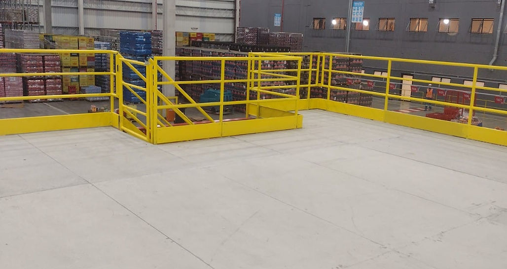 http://Guarda%20corpo%20e%20mezanino%20metálico%20amarelo