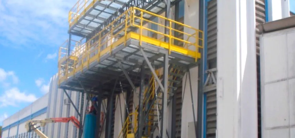 Plataforma de trabalho industrial metálica