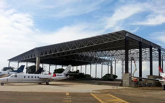 Hangar em estrutura metálica com cobertura e aeronave estacionada — Conal, Sorocaba/SP