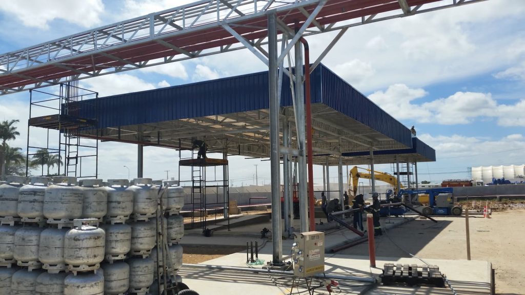Cobertura metálica sobre área de envase na base da Ultragaz em Juazeiro/BA