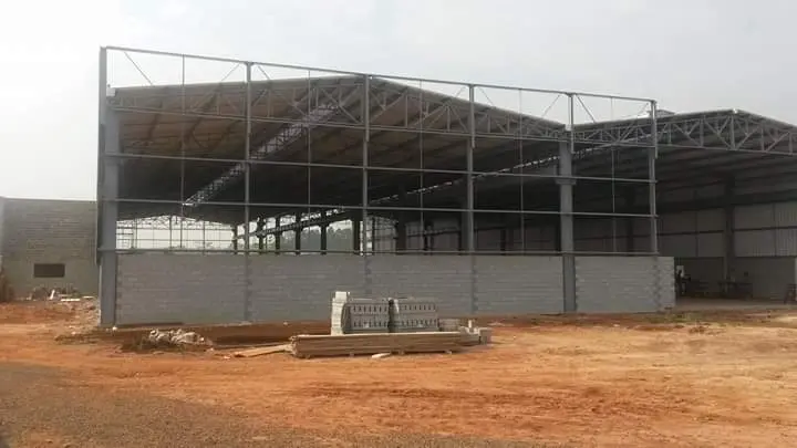 Estrutura metálica de galpão industrial em montagem, com pilares e treliças de cobertura — Ezy Color, Capivari/SP
