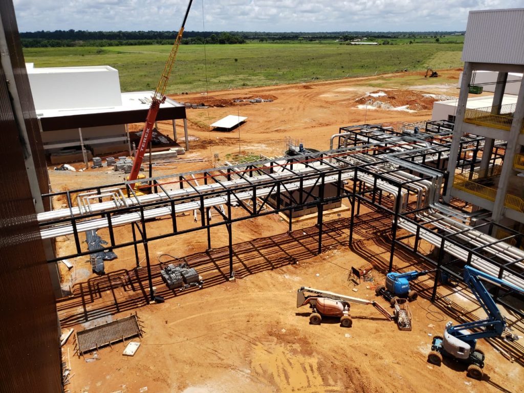 Pipe rack metálico em montagem no terreno da fábrica da Café Cacique (ES)