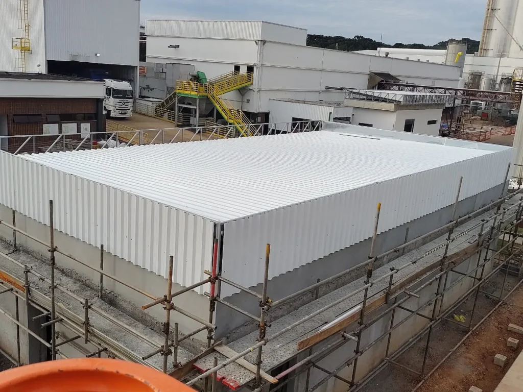Cobertura e fechamento lateral metálicos em telha branca na planta da Heineken em Ponta Grossa/PR